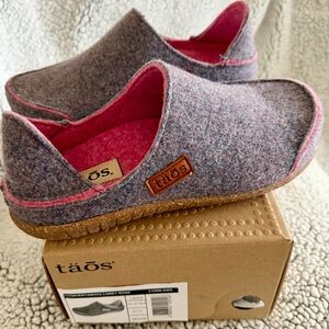 Taos Convertawool Gray & Pink Felt Slip-On Shoes